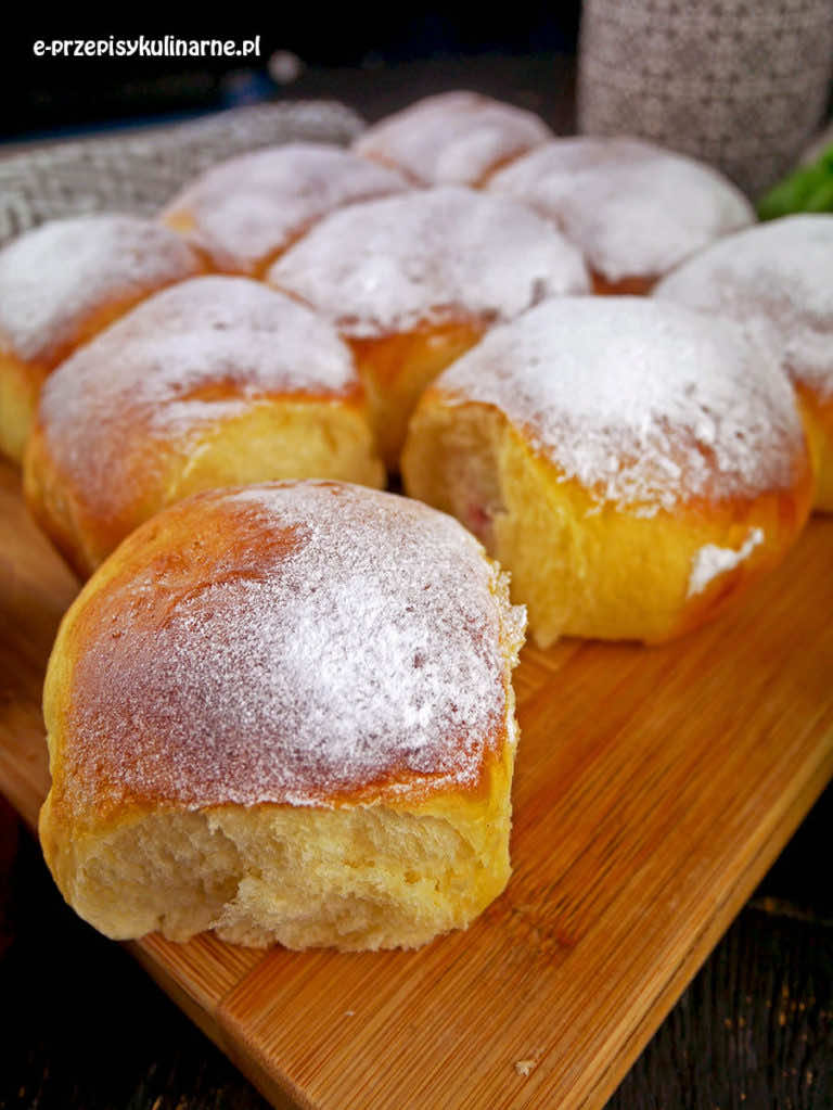 Bułeczki drożdżowe z owocami – przepis na słodkie bułki odrywane