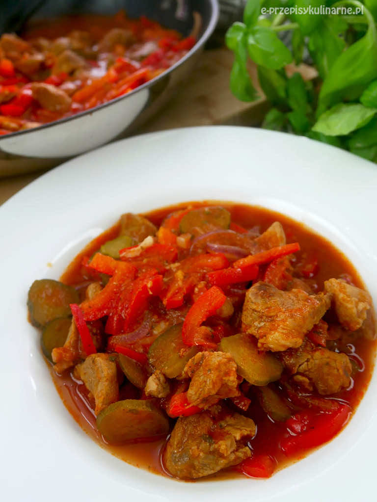 Łopatka w sosie cygańskim – pyszny przepis na mięso wieprzowe