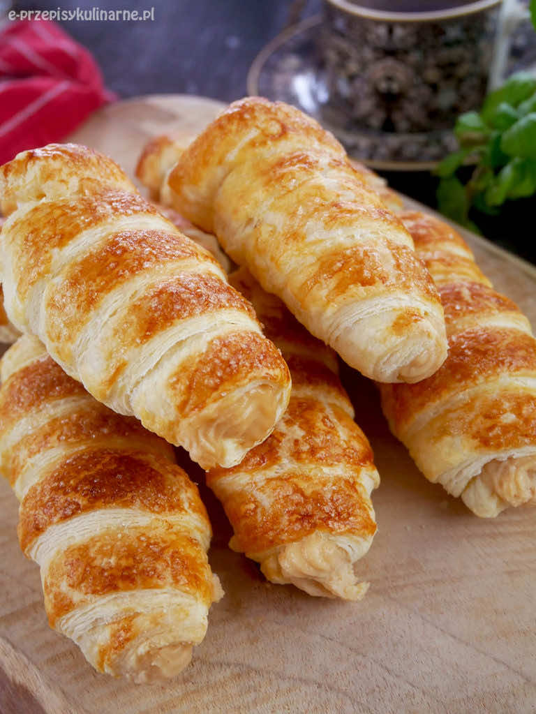 Rurki z ciasta francuskiego z kremem orzechowym – przepyszny smakołyk