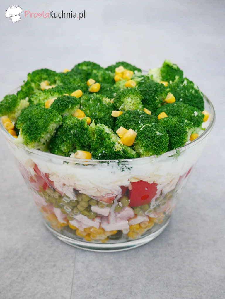 Warstwowa sałatka z brokułem