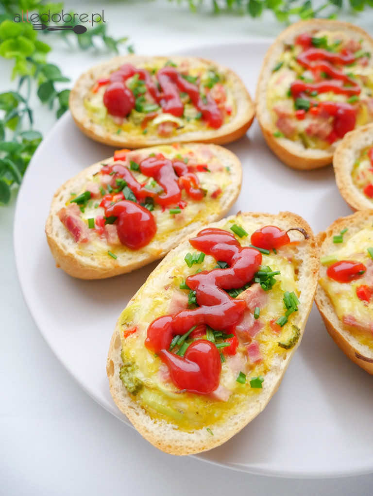 Bułeczki zapiekane z jajkiem