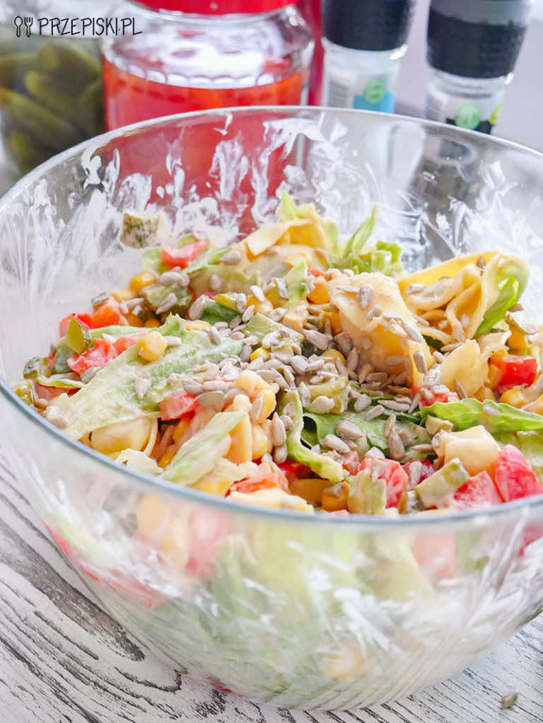 Sałatka z tortellini i papryką marynowaną