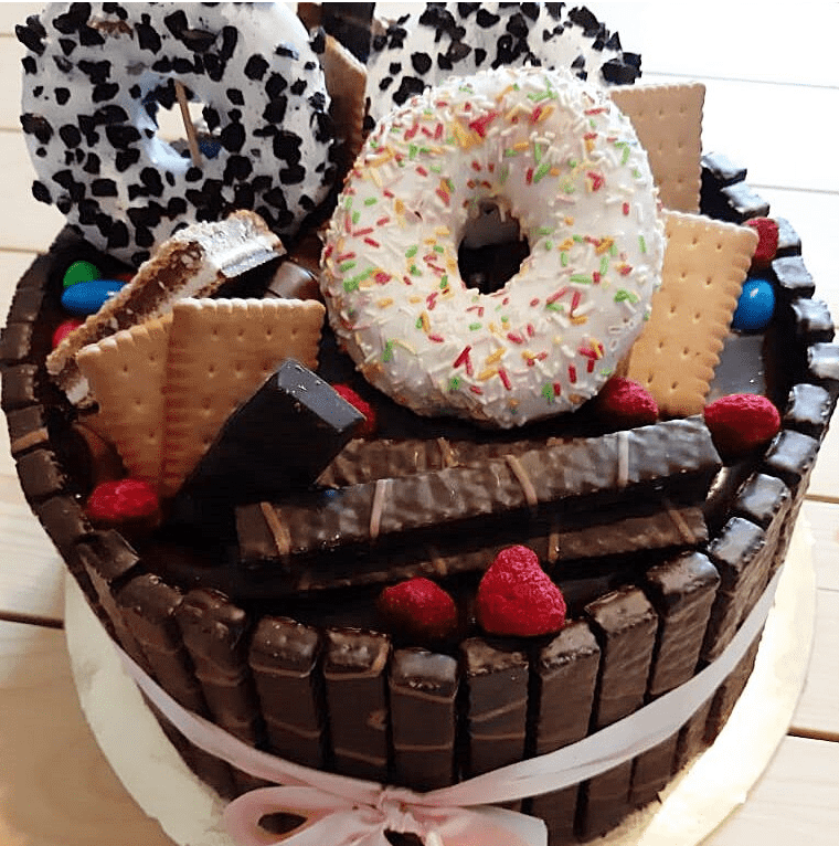 Tort waniliowy z żelką malinową