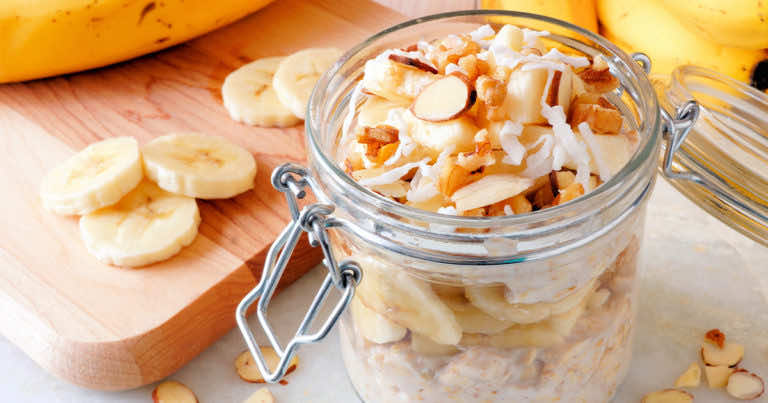 Nocna owsianka – przepis na najszybsze śniadanie