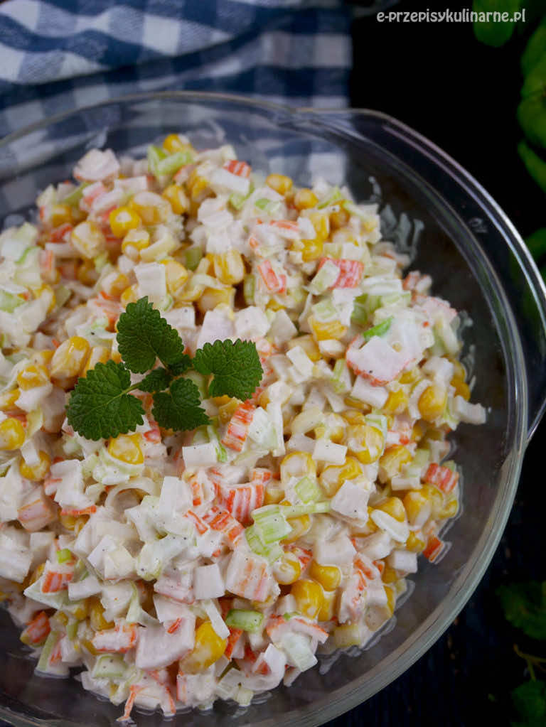 Błyskawiczna sałatka z paluszkami krabowymi – tylko z 4 składników