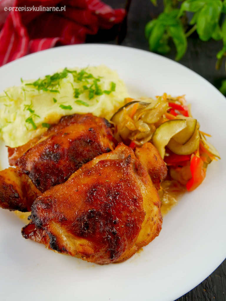 Udka pieczone w ketchupie i miodzie – prosty przepis na smaczny obiad