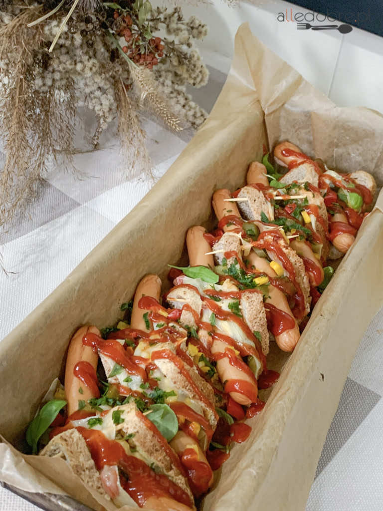 Hot-dogi na chlebie tostowym