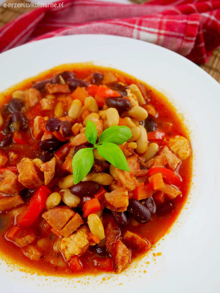 Gulasz z kiełbasy i fasoli z puszki – szybki i pyszny przepis