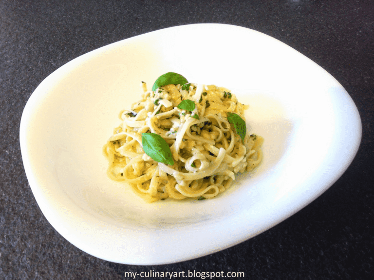 Tagliatelle z bazyliowym pesto i mozarellą