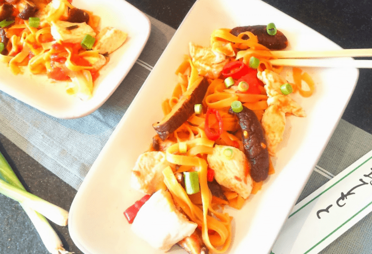 Makaron na ostro z grzybami i pomidorami