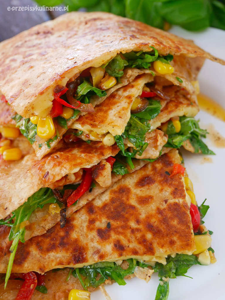 Quesadilla z kurczakiem, serem i warzywami – pyszna przekąska na ciepło