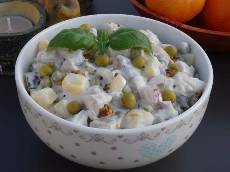 Sałatka śledziowa z ziemniakami i zielonym groszkiem