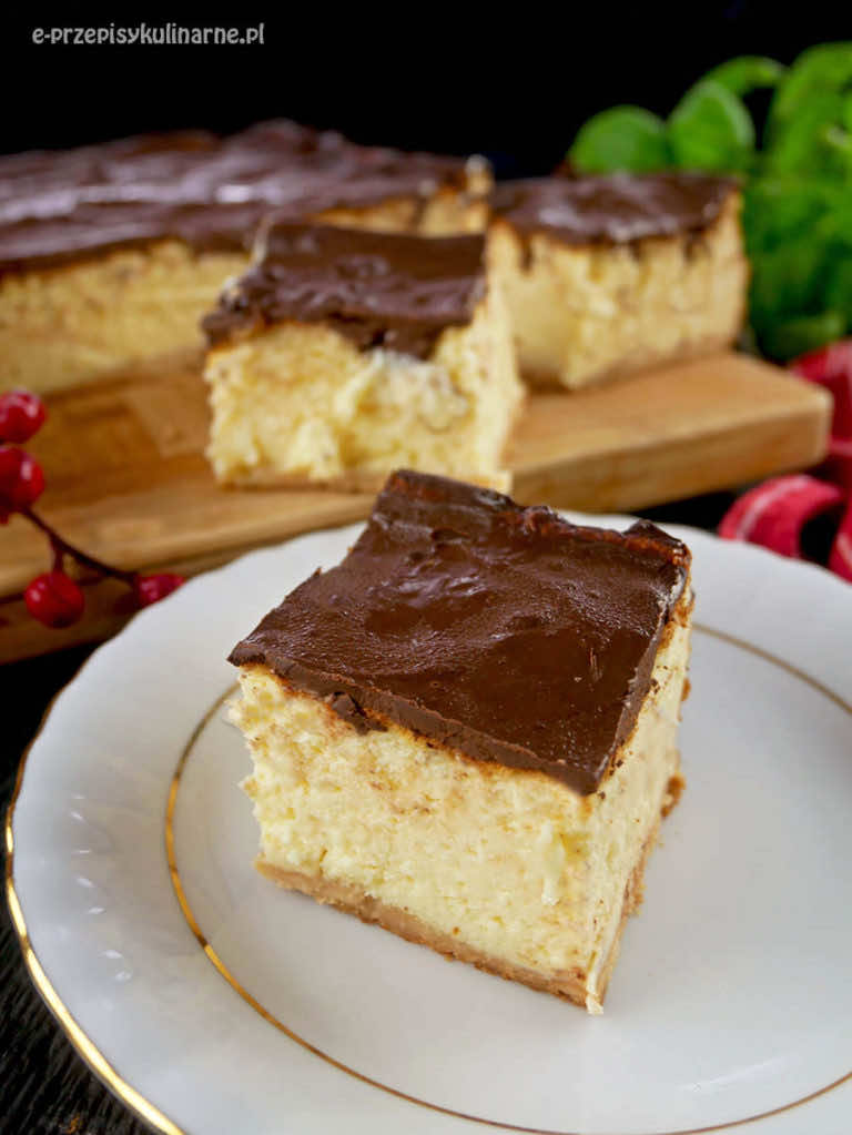Puszysty sernik na herbatnikach – prosty i szybki przepis