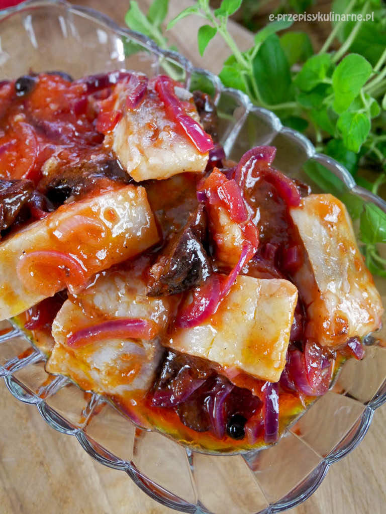 Śledzie po kaszubsku – przepis na śledzie z suszonymi śliwkami