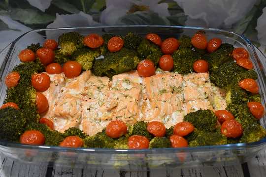 Pieczony łosoś z warzywami