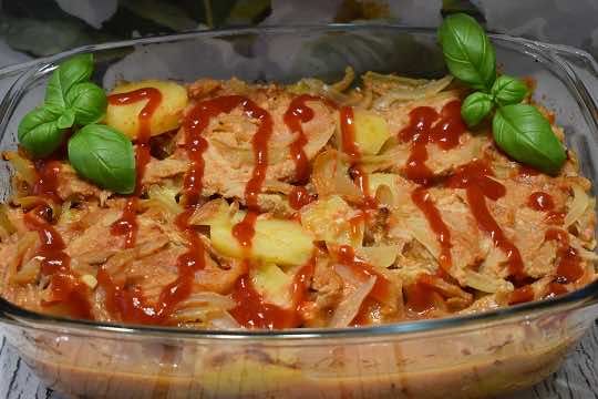Schab z cebulką i ziemniakami