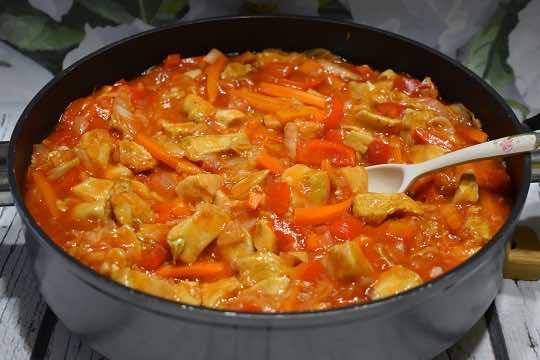 Potrawka z kurczaka z sosem ananasowym