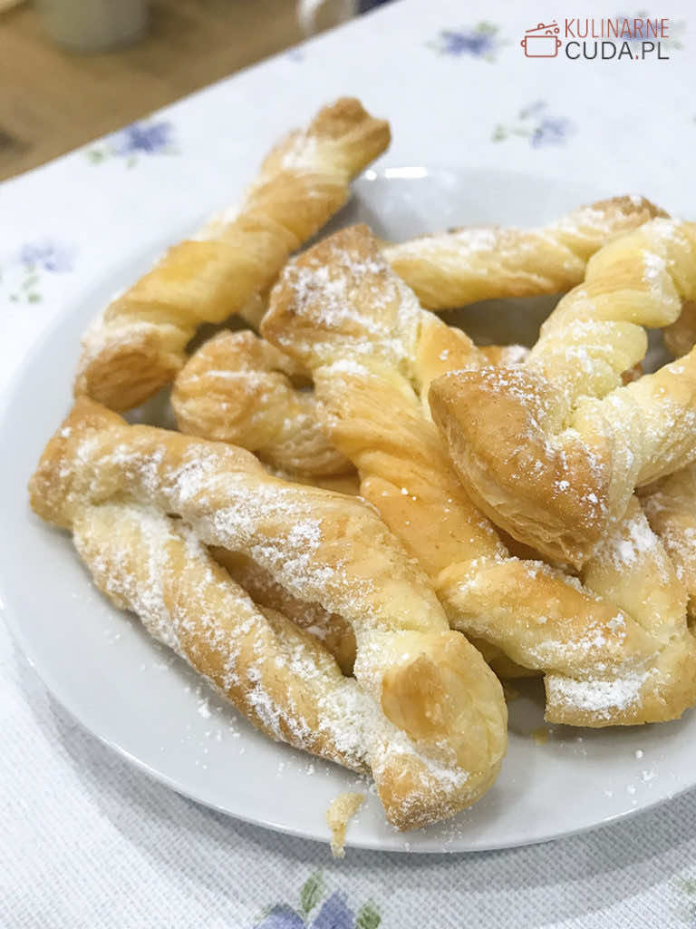 Faworki z ciasta francuskiego