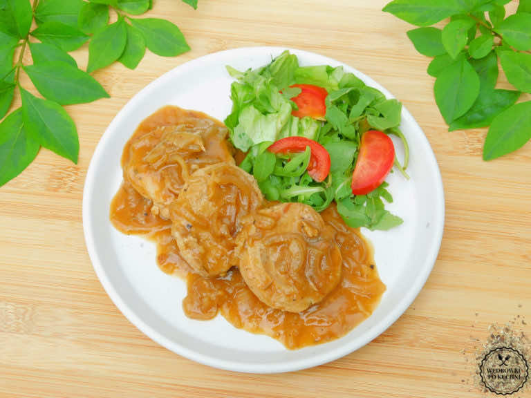 Polędwiczki wieprzowe w sosie z karmelizowaną cebulą