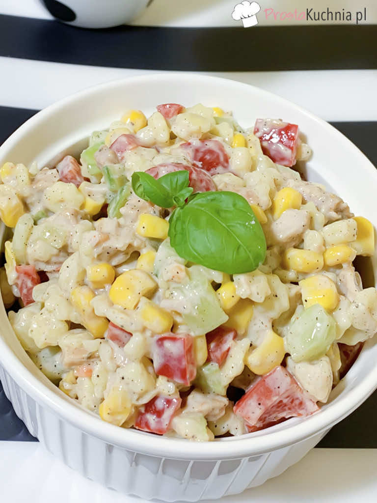 Sałatka z kurczakiem i świeżym ogórkiem