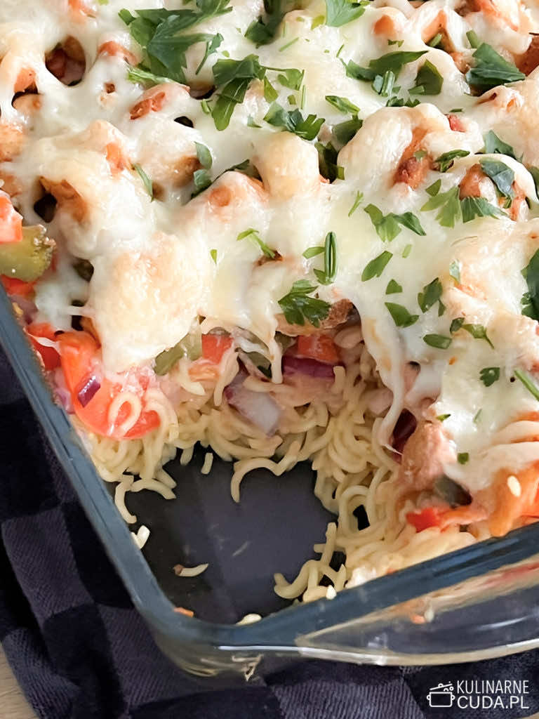 Szybka zapiekanka z makaronem z zupek chińskich