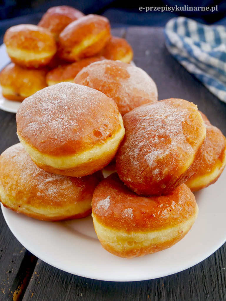Domowe pączki z dżemem – pyszne pączki na śmietanie