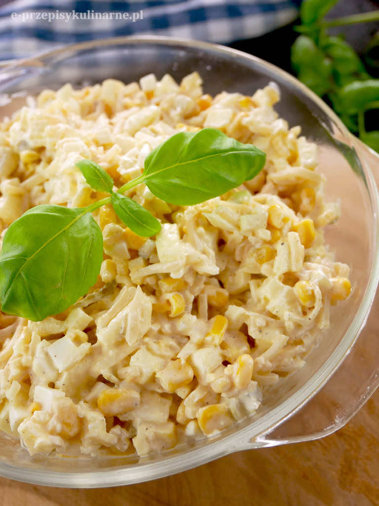 Sałatka z selerem, kukurydzą i jajkiem – smaczna i prosta