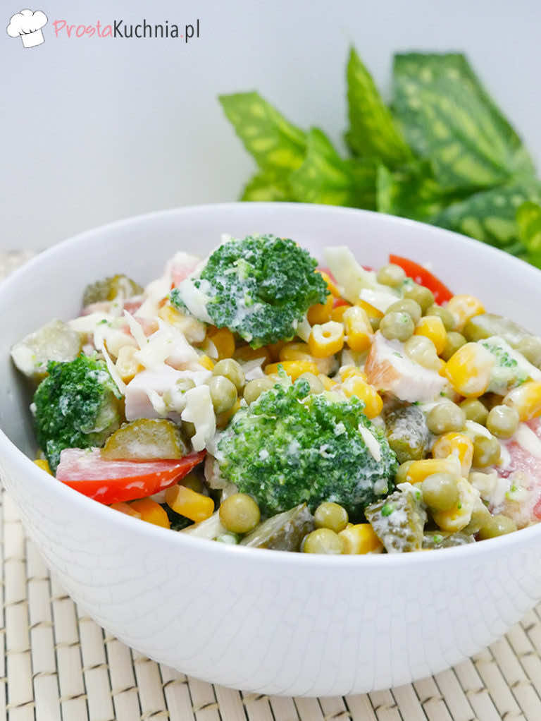 Sałatka brokułowa z wędzonym kurczakiem