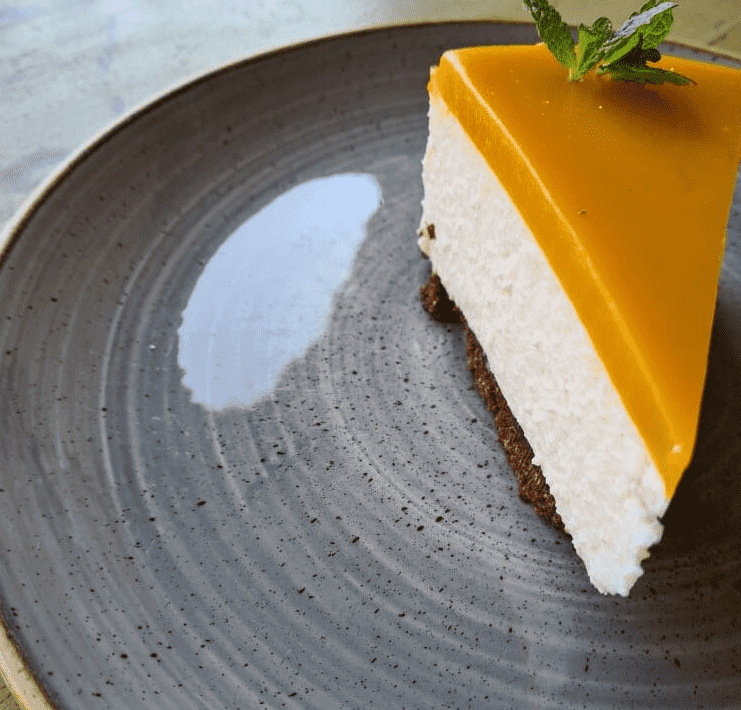 Sernik kokosowy na zimno z żelką mango