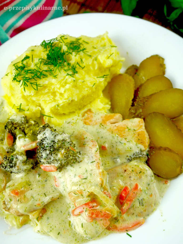 Kurczak zapiekany w sosie śmietanowo-koperkowym z warzywami