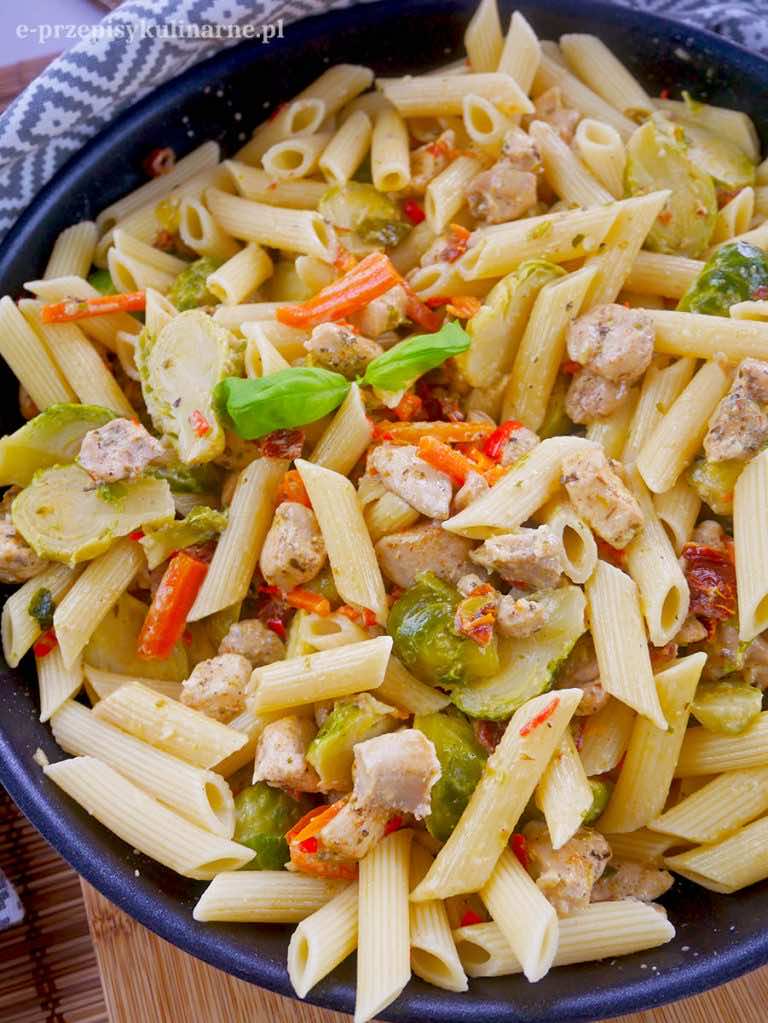 Pierś z kurczaka z warzywami i makaronem – szybki przepis na obiad