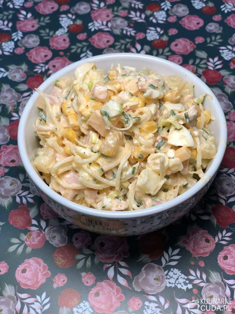 Sałatka hawajska z ananasem i szynką