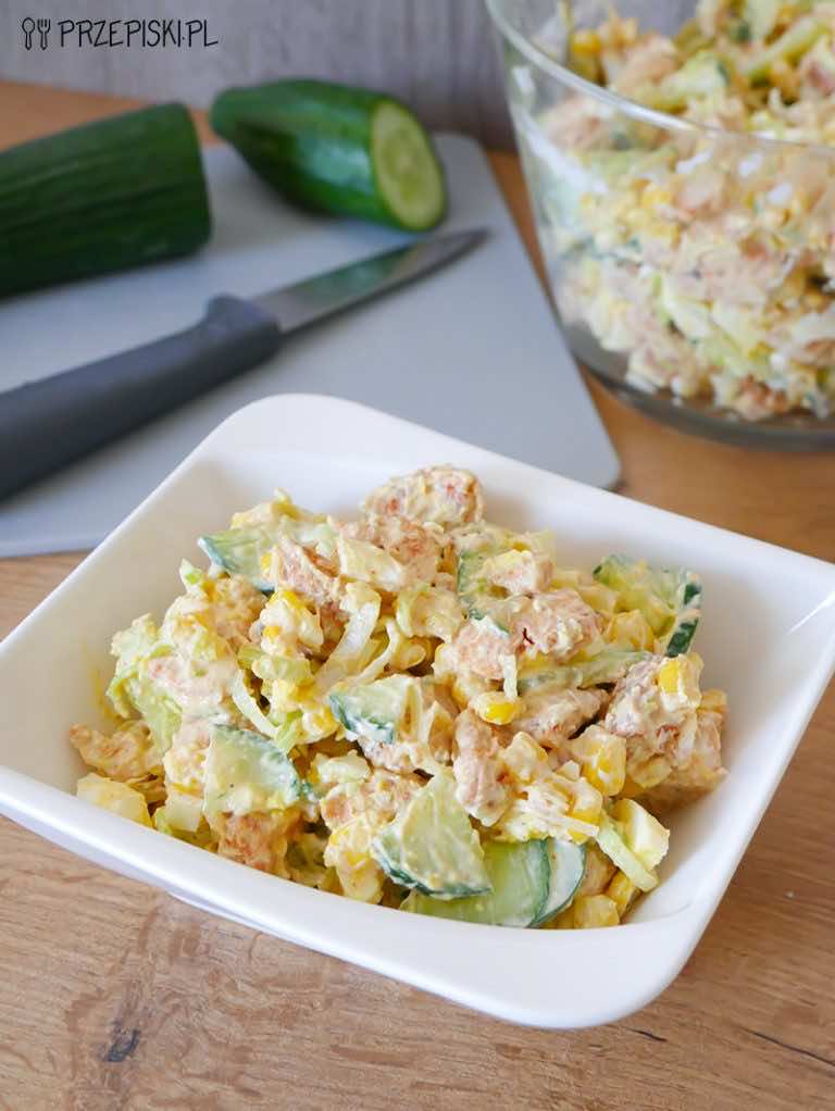 Sałatka z kurczakiem i świeżym ogórkiem