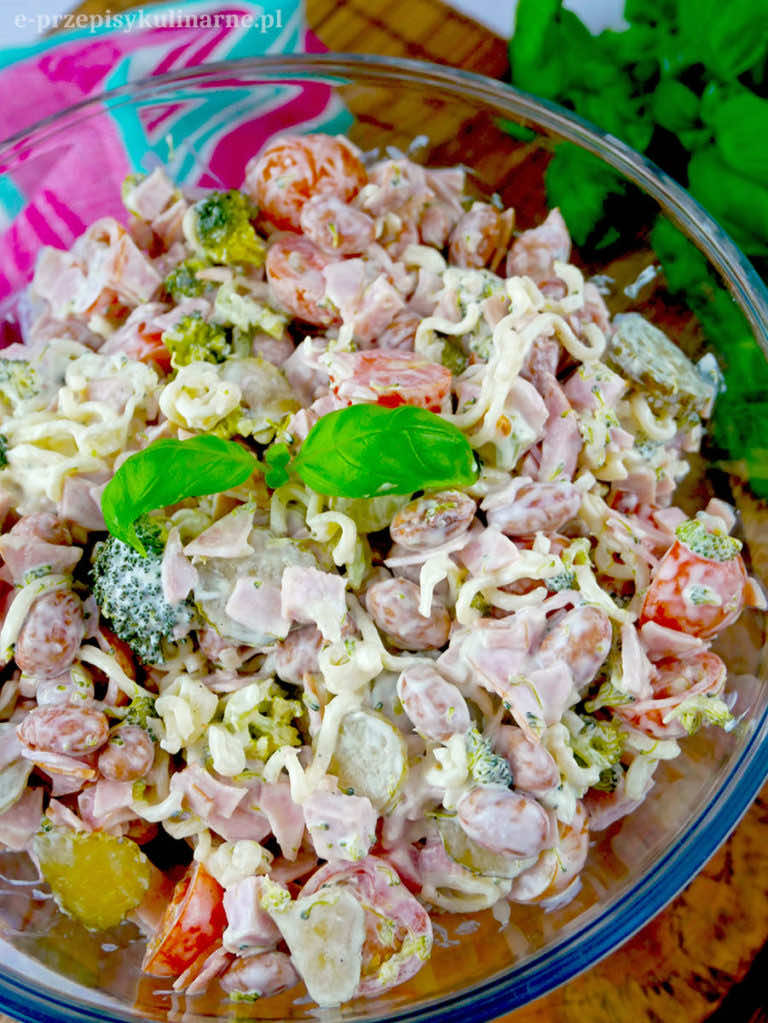 Sałatka jak z zupek chińskich z brokułem – smaczna, zdrowa i kolorowa