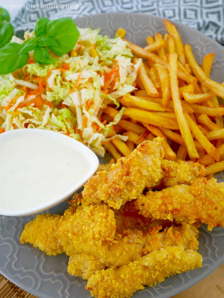 Stripsy z kurczaka z sosem czosnkowym, frytkami i surówką – domowy fast food