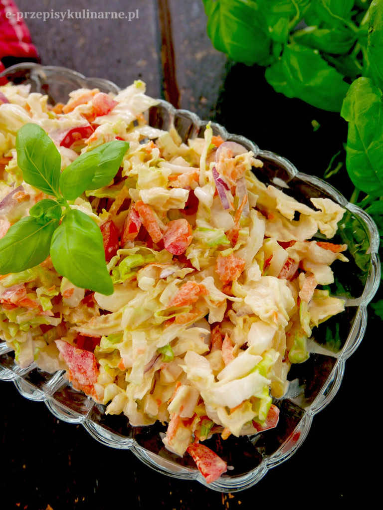 Surówka z kapusty pekińskiej z marchewką i papryką