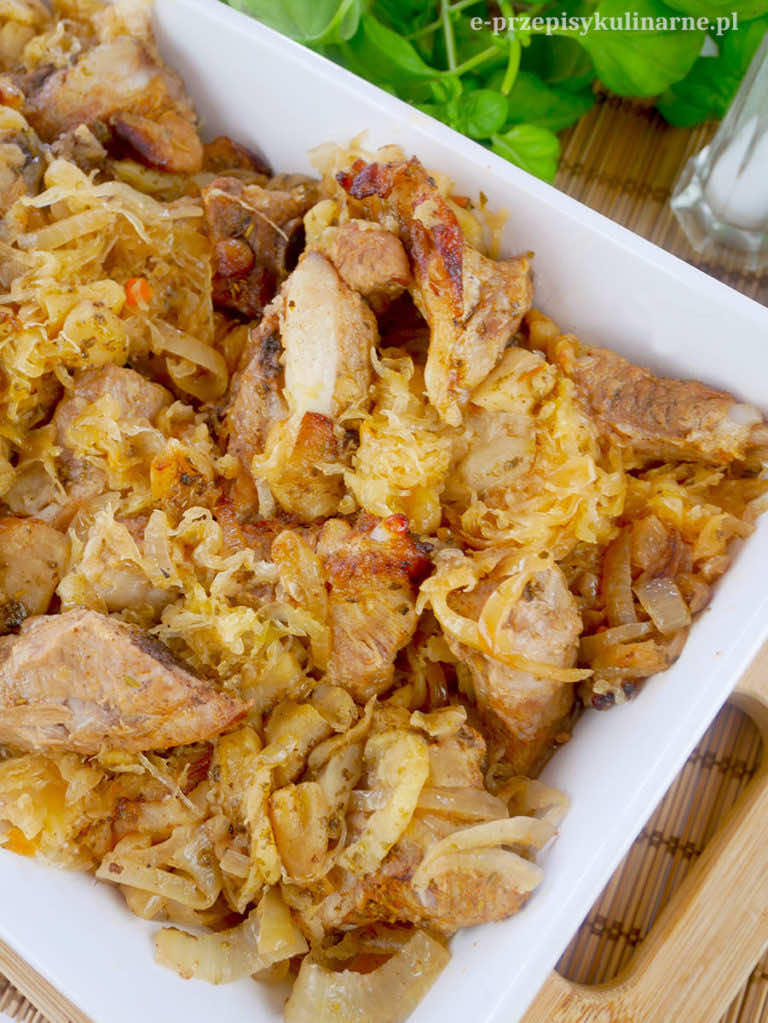 Żeberka w kapuście kiszonej z piekarnika – wyjątkowe danie na obiad