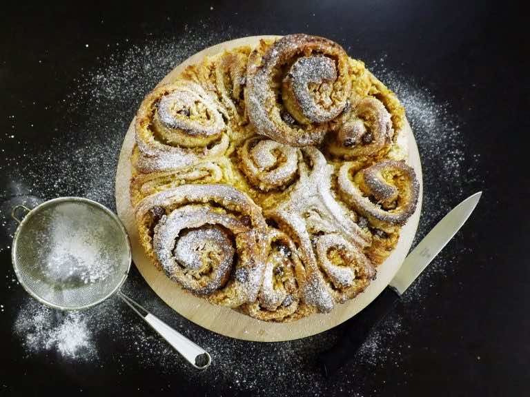 Zwijane ciasto drożdżowe z jabłkami