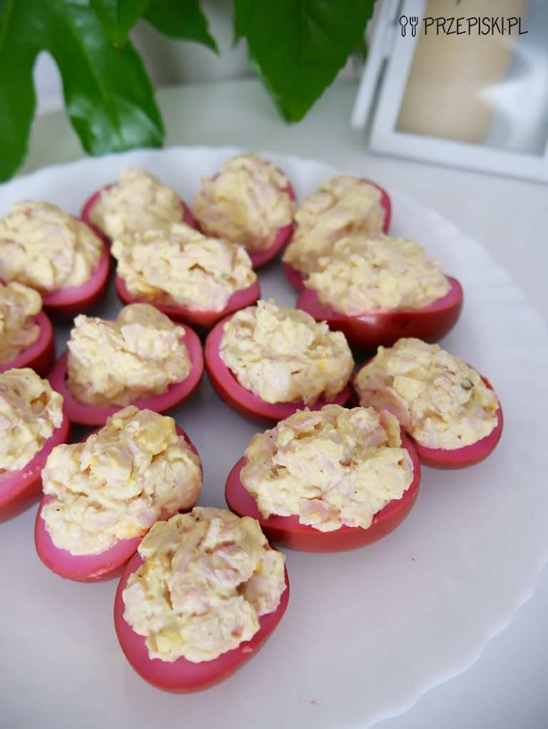 Różowe jajka faszerowane