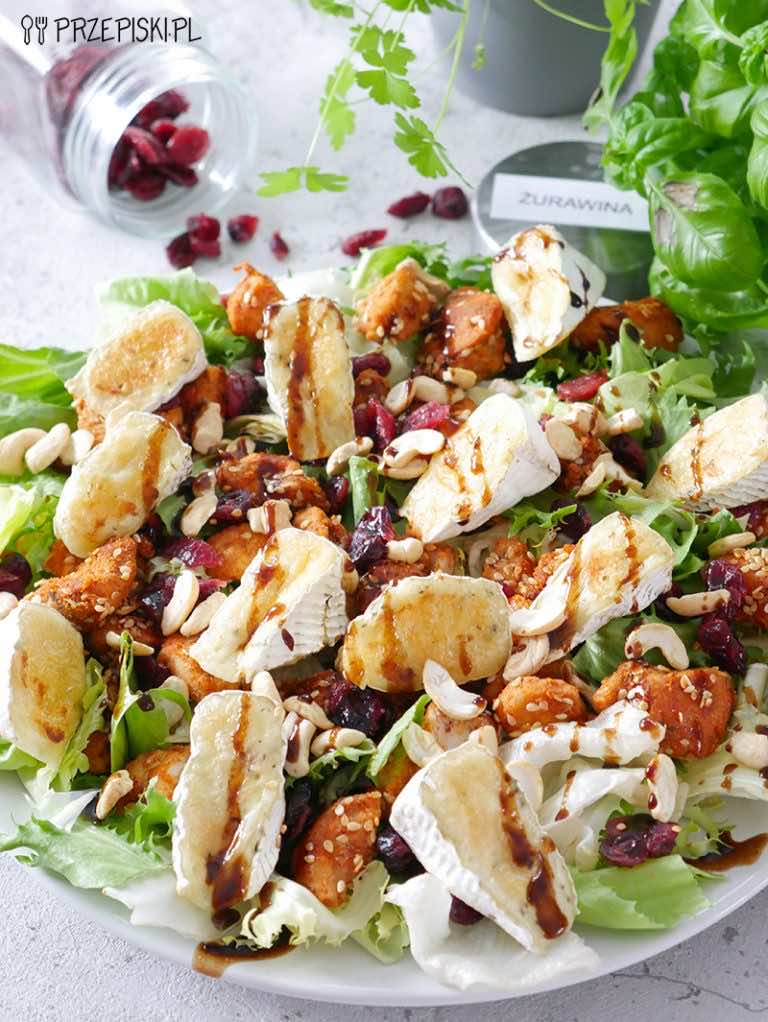 Sałatka z camembertem i kurczakiem