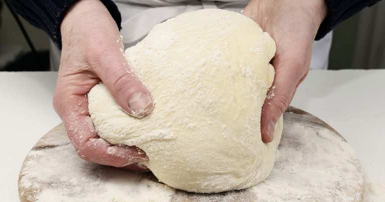 Jak zrobić ciasto drożdżowe bez wyrabiania?