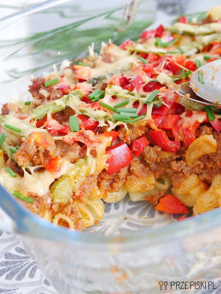 Zapiekanka z makaronem i papryka