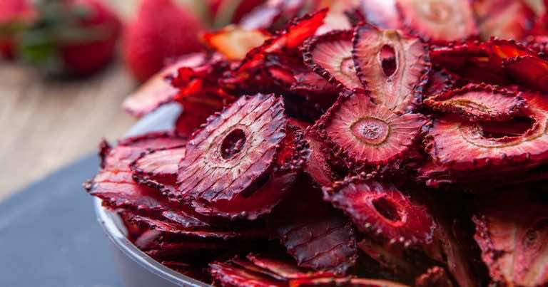 Przepis na suszone truskawki – jak suszyć truskawki w domu?