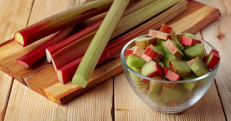 To czas na rabarbar. Zrób z niego kompot, jak u babci!