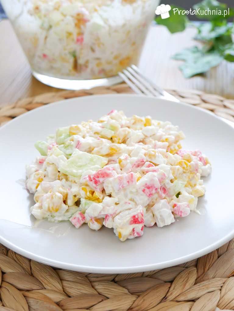 Sałatka z paluszkami krabowymi