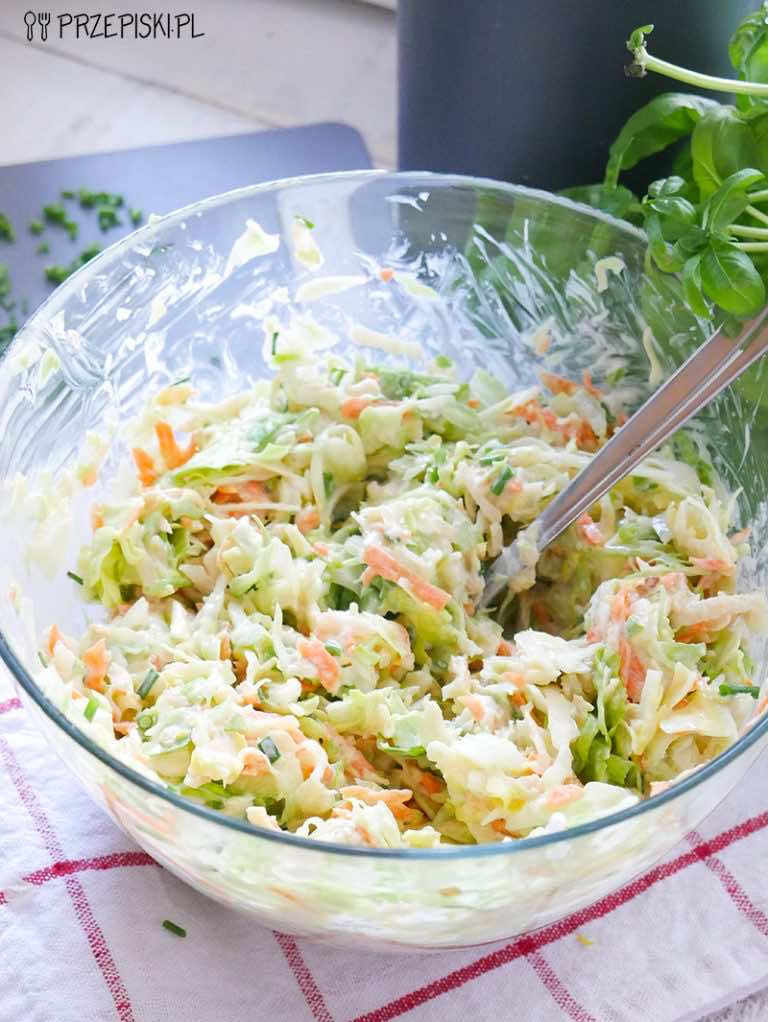 Surówka z młodej kapusty i selera