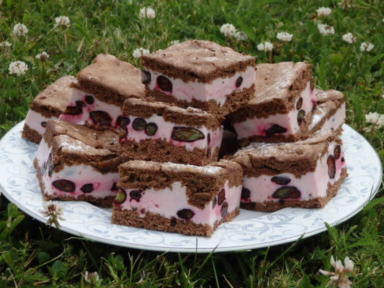 Jogurtowo-biszkoptowa kostka z jagodą kamczacką