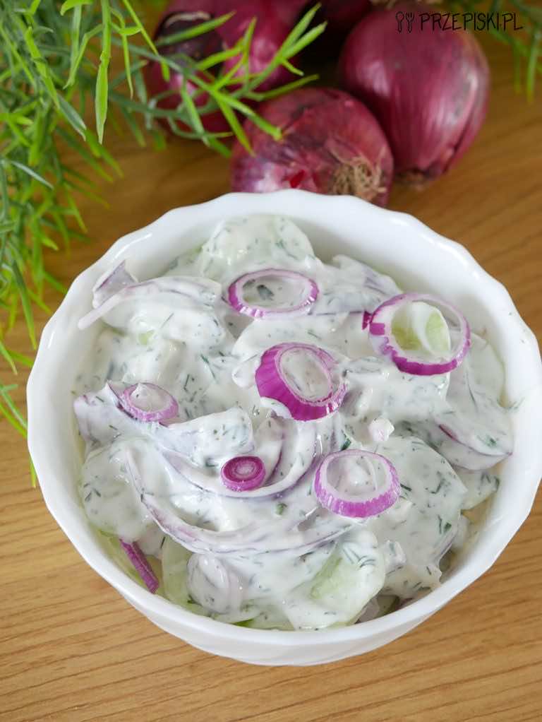 Mizeria z czerwoną cebulą i czosnkiem