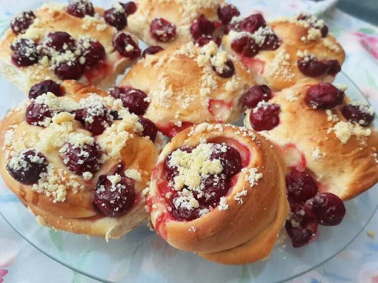 Drożdżówki z wiśniami i kruszonką