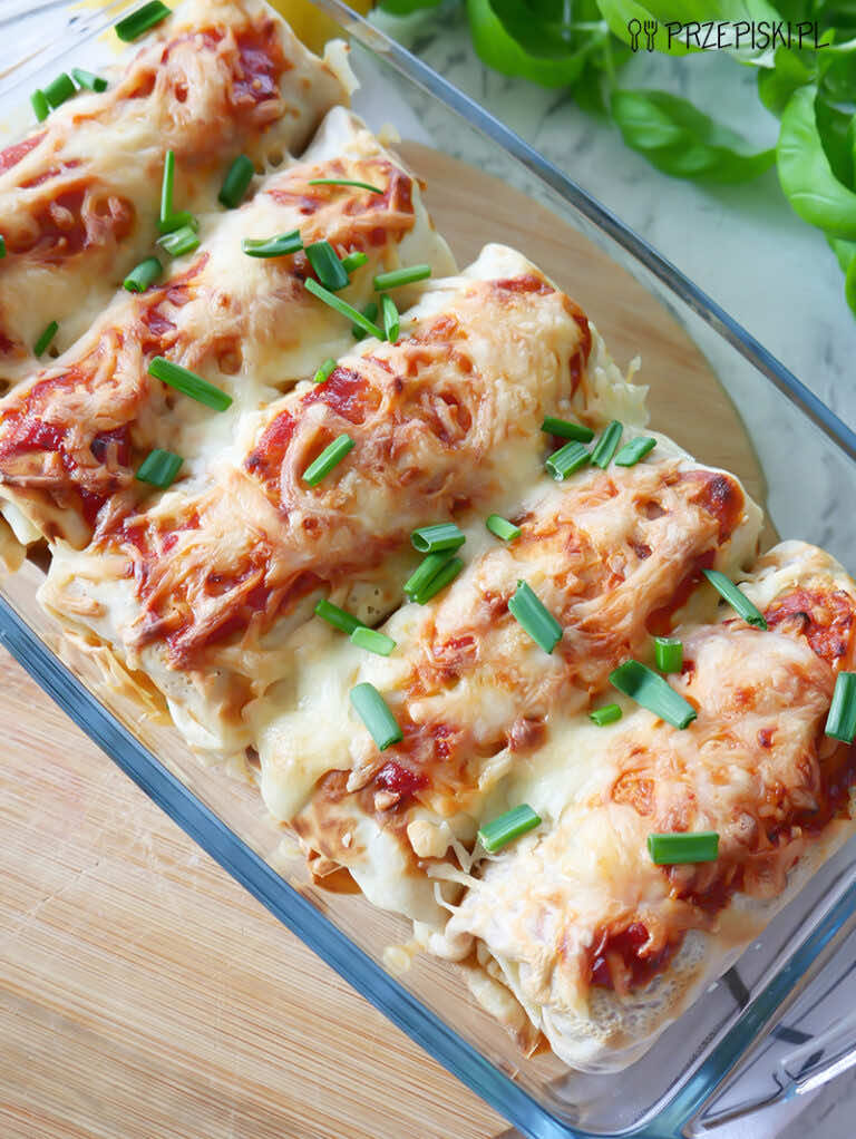 Zapiekane naleśniki z młodą kapustą i kiełbasą